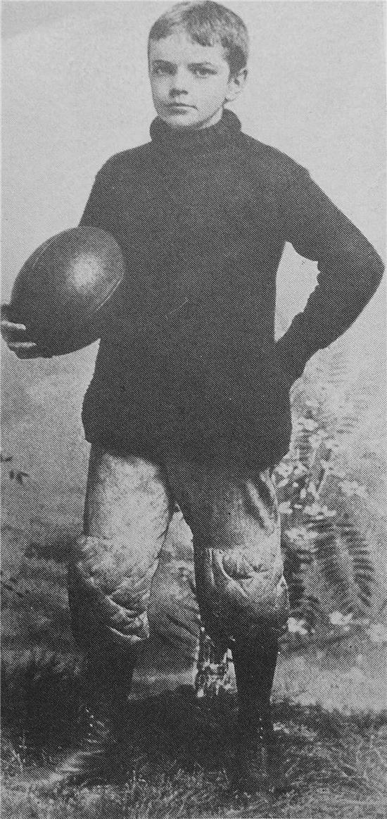 1894年，手持心爱橄榄球的少年哈尔西。