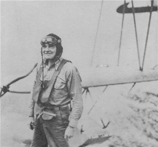 1935年，在彭萨科拉航校学习飞行的哈尔西。无论别人怎么评价，这个“老傻瓜”都非常享受飞行的乐趣。