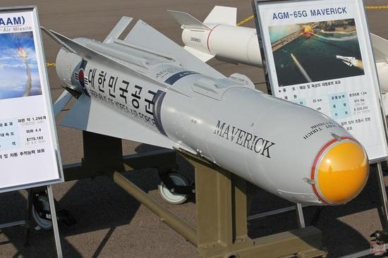 AGM-54G“小牛”，一款经典的短程对地攻击导弹。采用红外成像制导，射程25千米。展板显示其价格为22.8万美元。