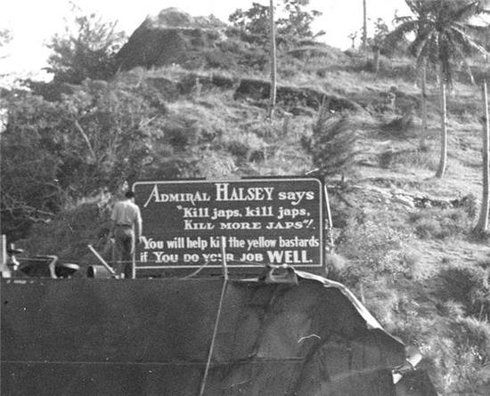 1943年美军在所罗门群岛图拉吉港的山坡上竖起的哈尔西“杀死日本鬼子、杀死日本鬼子、更多地杀死日本鬼子”的标语牌。