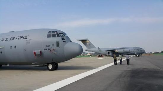 图片近处为C-130J“大力神”运输机，韩国在2014年也开始接收该型运输机。