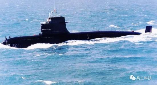 图注：借鉴了西方潜艇技术的国产039型常规潜艇，该型潜艇只建造了一艘，很快就转入改进型的生产