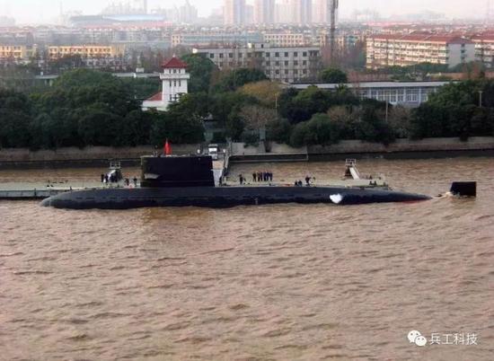 圖注：被國外稱為“元”級的039改進型常規潛艇