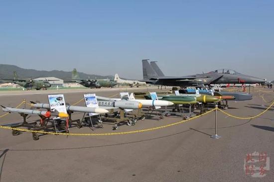 △与F-15战机一起展示的韩国空军现役机载弹药