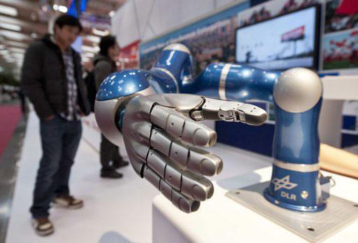 德国汉诺威工业博览会上的中国机械手(资料图,来源网络)