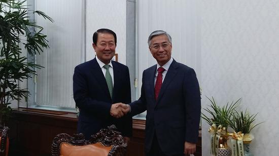 朴柱宣(左) 图片来源:中国驻韩大使馆