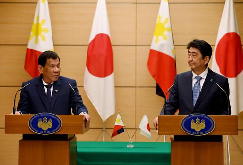 安倍(右)和杜特尔特30日在东京的首相官邸发表联合声明(路透社)