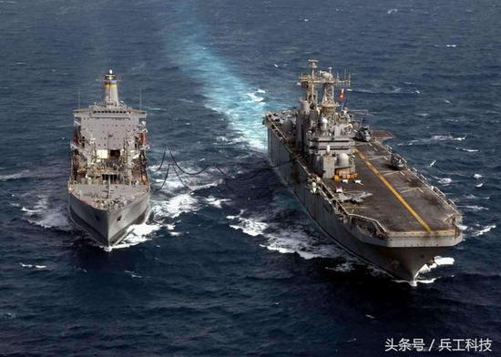 图注：美国海军补给舰正在为两栖攻击舰进行横向补给作业
