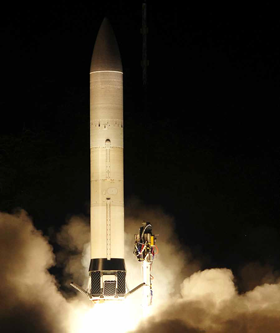 此前美国陆军负责的AHW导弹,其使用的是海军退役的“北极星”导弹助推器