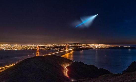 (资料图）2015年11月，旧金山上空飞过的“三叉戟”导弹