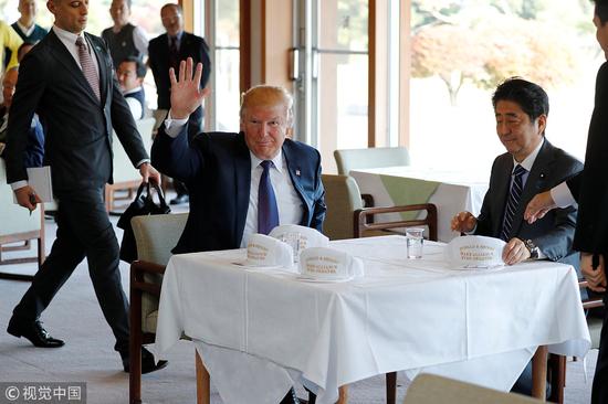 5日,特朗普与安倍见面 @视觉中国
