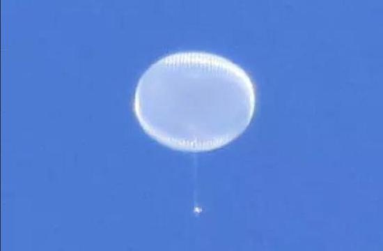 从地面拍摄的气球平飞状态
