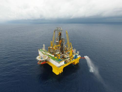 资料图：这是在我国南海神狐海域进行天然气水合物试采作业的“蓝鲸一号”钻探平台（5月16日摄）。新华社记者梁旭摄