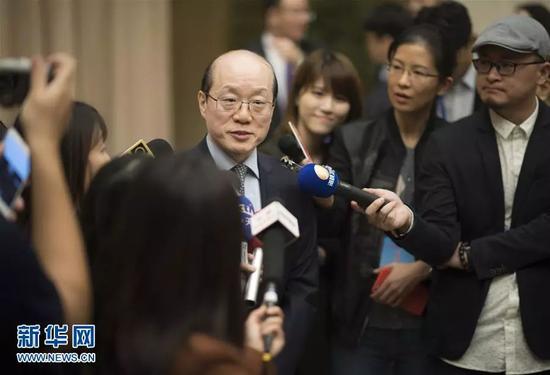 11月8日，刘结一（中）在会后接受媒体采访。