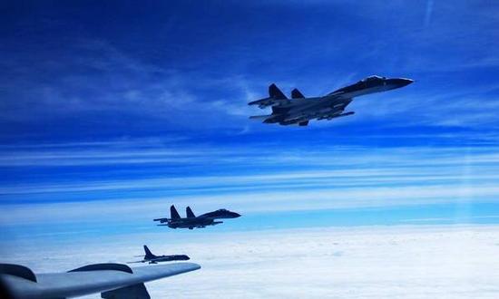 图注:空军歼-11战机护送轰-6K轰炸机赴远海训练。