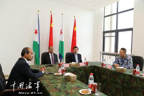 11月16日，吉外交与国际合作部部长听取基地情况介绍。