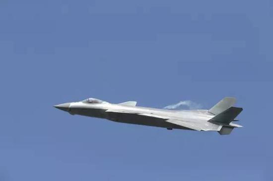 中国官媒曝光歼20最新视频: 踹门一脚 的进攻武