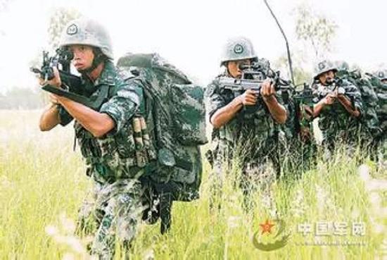 为何美军喜欢双手端枪 而解放军习惯单手持枪