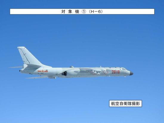 东部战区空军轰-6K轰炸机19日飞越第一岛链。