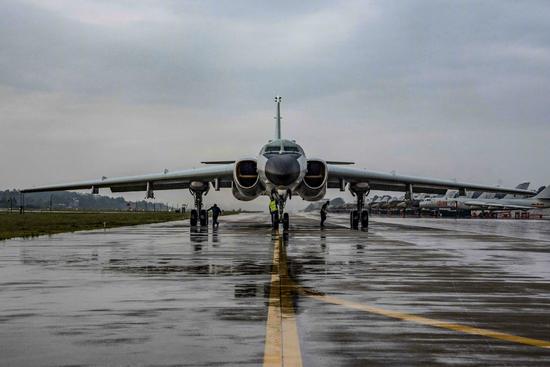 南部战区空军轰-6K轰炸机群在雨天进行实战化训练。