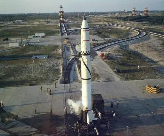 美国的“红石”中程导弹