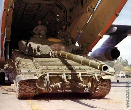 伊尔76可以装载坦克也是多年俄罗斯经常嘲笑C141的一个亮点