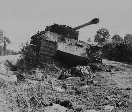 被空袭摧毁的德军坦克