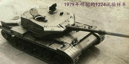 图为70年代引进西方技术(英法德变速箱和动力包)基础上建造的"三液"坦克。