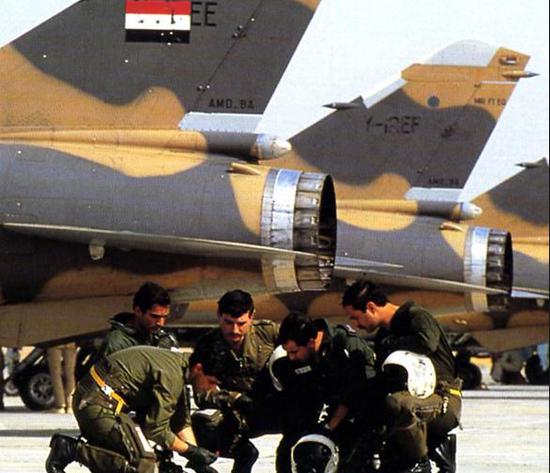 图为接受法国教官培训的伊拉克空军飞行员，远处为伊拉克幻影F.1战斗机。