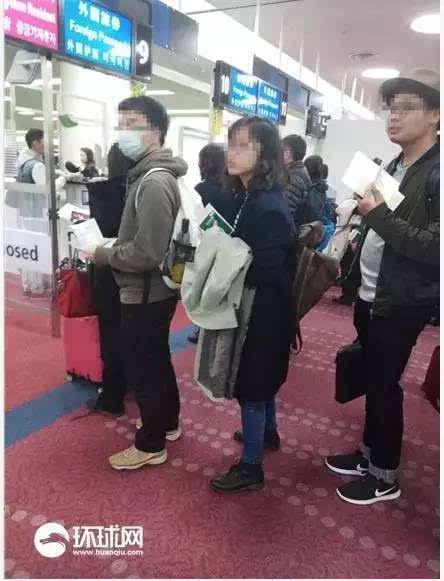图中间女子为“护照”贴有“台湾国”字样贴纸的台湾女子。