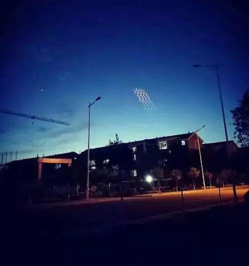 中国火箭军多支导弹旅演习 万箭齐发场面震撼(图)