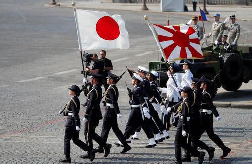 日本自卫队举象征军国主义的旭日旗出现在法国阅兵中