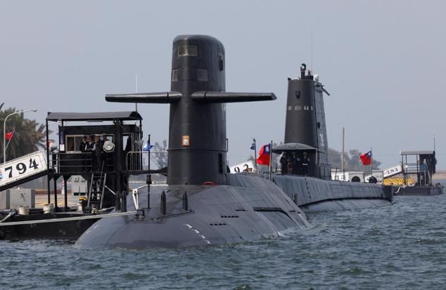 图为台湾省的两型新旧潜艇，“海象”（前）和“海狮”（后）