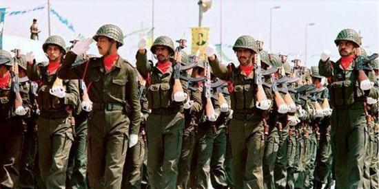 检阅中的萨达姆时期伊拉克陆军军队