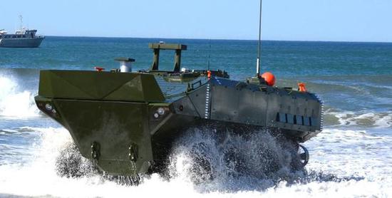图为正开上海滩的ACV1.1战车。