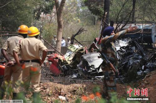 当地时间2月19日，印度班加罗尔叶兰卡空军基地，印度空军“阳光”（SuryaKiran）飞行表演队两架“鹰”飞机参加国际航空展彩排时在空中相撞并坠毁。