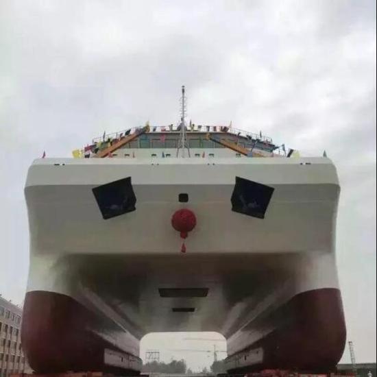 注意船体下方的拖曳声呐收放口