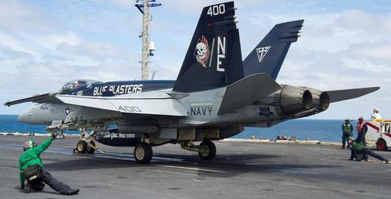图为"蓝色闪光"联队的F-18C"大黄蜂"舰载战斗机。