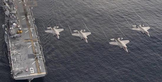 图为列队飞过“美国”号两栖攻击舰的F-35B垂直起降战斗机