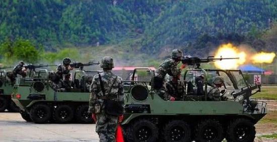 它可以配备轻重机枪,为步兵提供较强支援火力