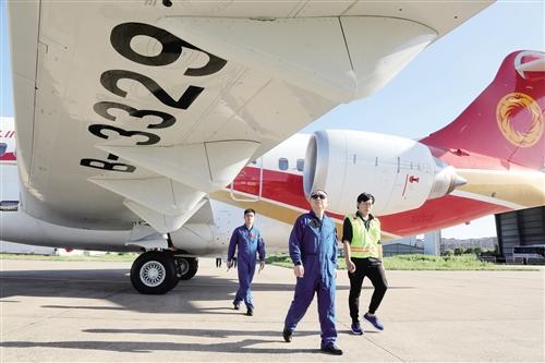 ͼΪ�Ѿ�Ϳװ��112��ARJ21֧�߿ͻ�����ע����ǽ���111�Ż���B-3329��