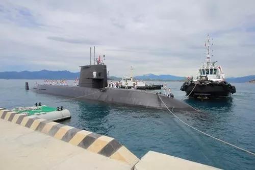▲9月17日，“黑潮”号潜艇停泊在越南金兰湾。（越南《人民军队报》）