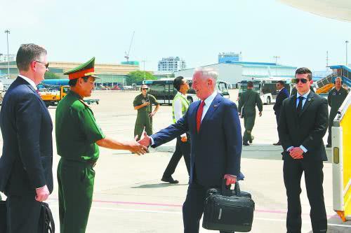 美国国防部长马蒂斯16日乘专机抵达胡志明市开始今年对越南的第二次访问。
