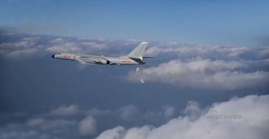 解放军苏35战机首次出岛链护航 歼20也开战海