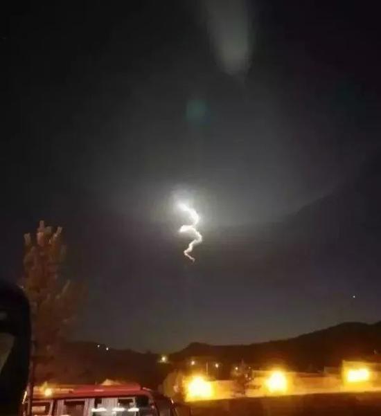 中国火箭军多支导弹旅演习 万箭齐发场面震撼(图)