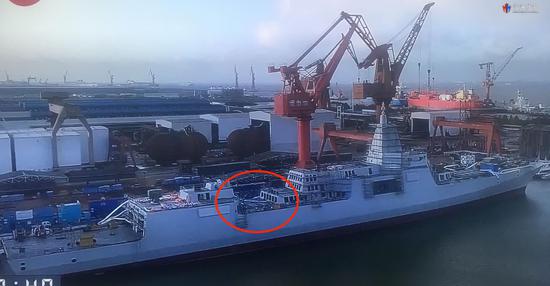 055型驱逐舰后部垂发单元均为“浅坑”,前部才有“深坑”。