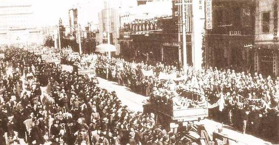 图注:1949年,北平和平解放后的解放军炮兵部队