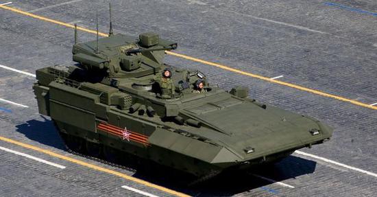 图为“阿玛塔-15”重型步兵战车。该车的生产计划和“阿玛塔”坦克一样接连推迟。