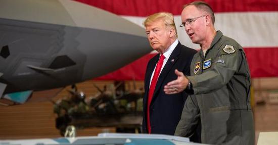 《防务新闻》配图：美国空军少将坎特伯雷向特朗普介绍激光制导炸弹的性能