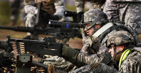 美军士兵实弹打靶 重机枪开火时3万美元瞄具竟被震飞